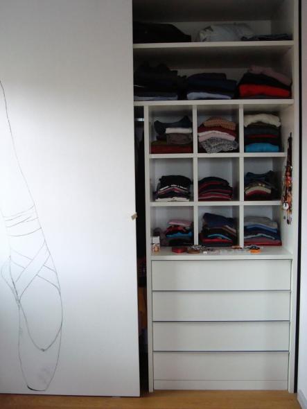 Kleiderschrank in weiß mit Schiebetür mit gezeichnetem Ballettschuh 