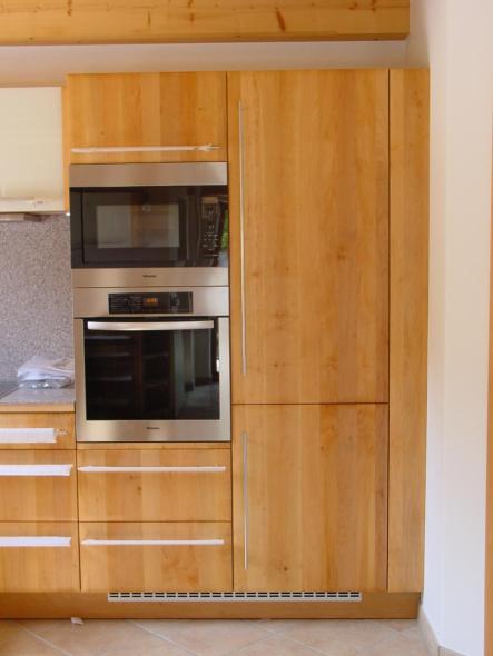 Küche aus Massivholz mit silbernen Griffen 