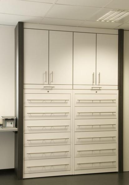 Praxis Dr. Bauer in Ludwigshafen: Aktenschrank in Weiß und Dunkelbraun