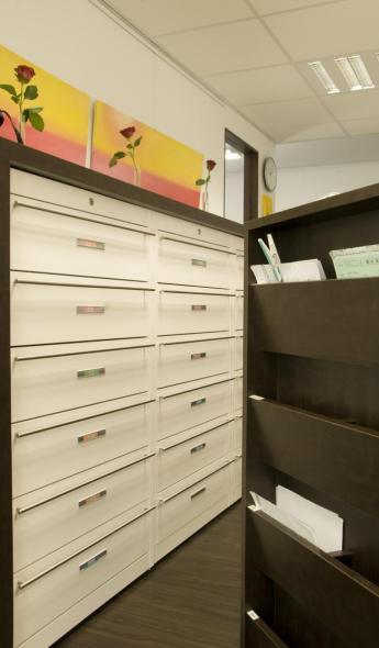 Praxis Dr. Bauer in Ludwigshafen: Aktenschrank in Weiß und Dunkelbraun