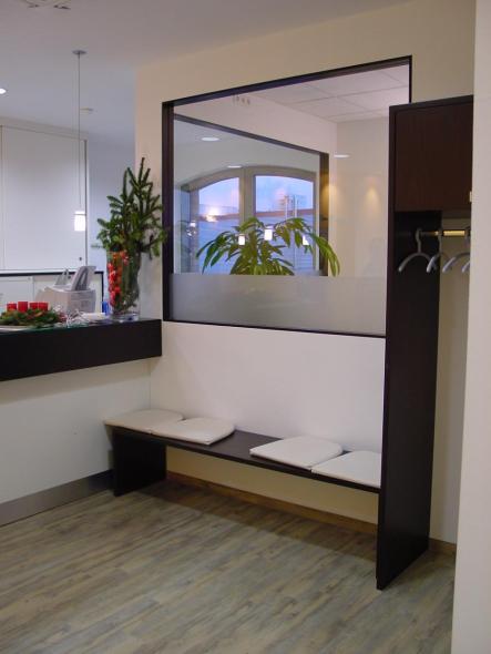 Garderobe mit Bank als Wartebereich 
