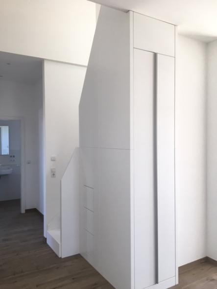 Garderobenschrank in weiß zum ausfahren und mit Schubladen