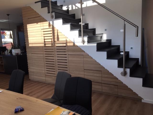 Treppe mit Unterbauschrank aus Holzdielen