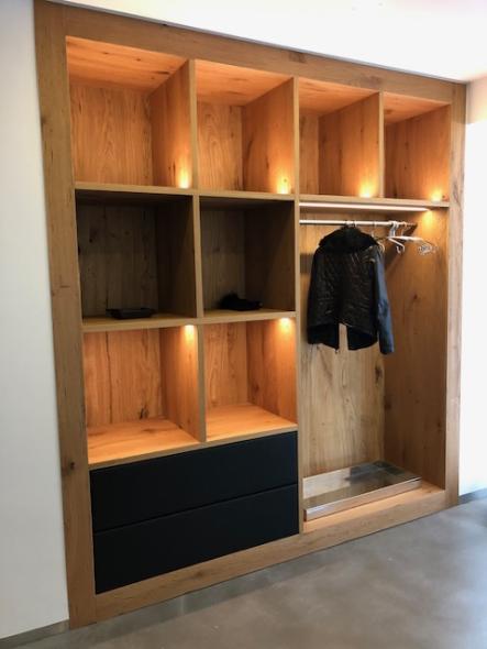 Garderobe mit Würfel-Fächern und zwei schwarzen Schubladen