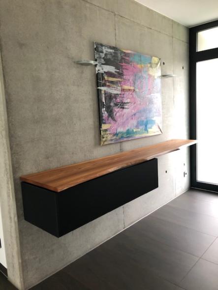 Hängeschrank in schwarz mit Holzplatte