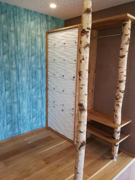 Spindschrank mit Birkenstamm
