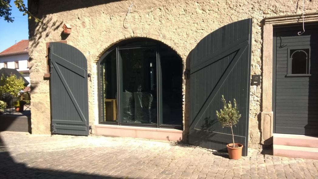 Weingut Bremer im Zellertal: Die denkmalgeschütze Eingangstür wurde nach altem Vorbild neu gefertigt. Die große Klappläden erinnern an die ehemaligen Scheunentore