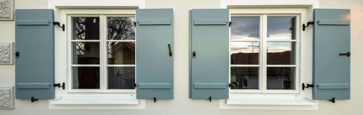 Denkmalgerechte Holzfenster weiss mit blauen Fensterläden