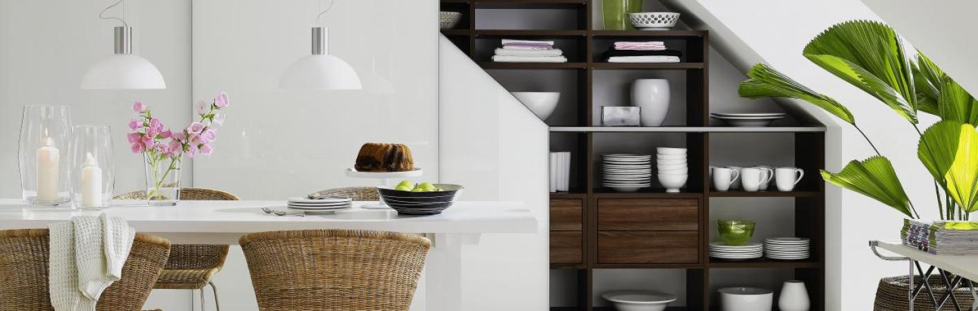 Holzschrank mit weißen Schiebetüren in Dachschräge 